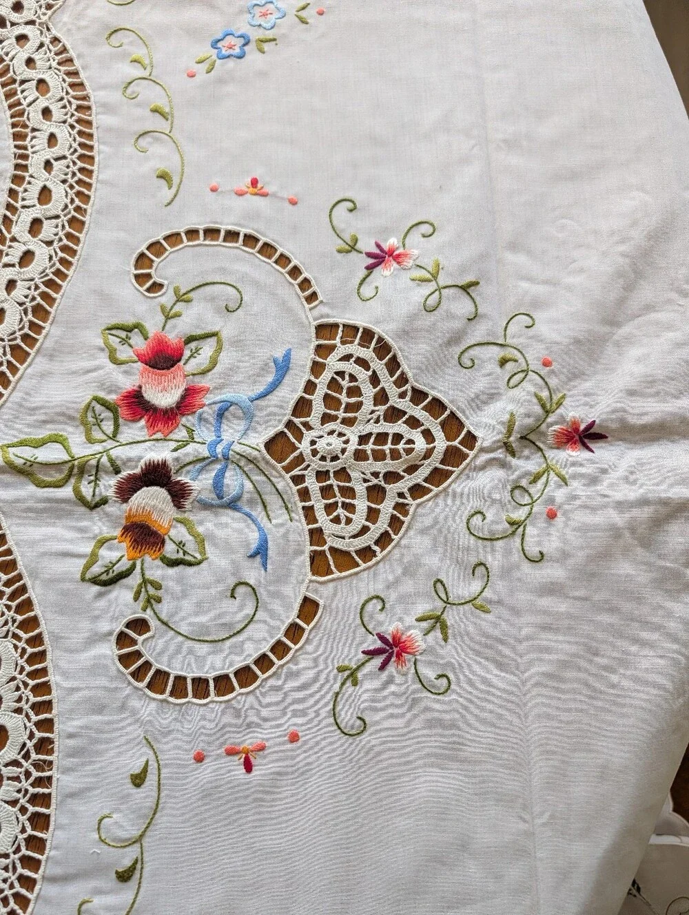 VTG Embroidered Floral Tablecloth - White Pink Green 8 Napkins Eyelet Grandma